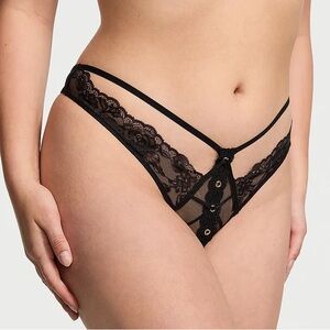 Victoria's Secret Rose Lace & Grommet Crotchless Thong Panty Black M NEW